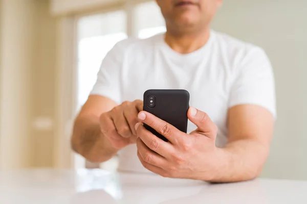 Orta Yaş Adam Elinde Evde Smartphone Kullanarak Yakın Çekim — Stok fotoğraf