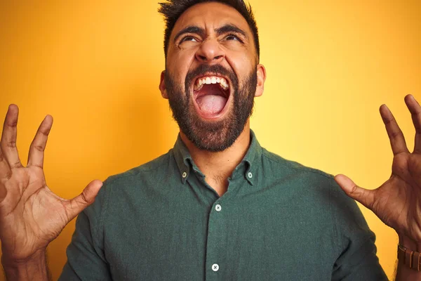 Jovem Indiano Vestindo Camisa Verde Sobre Fundo Amarelo Isolado Louco — Fotografia de Stock