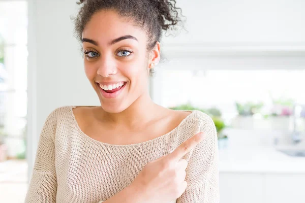 Vackra Unga Afroamerikanska Kvinnan Med Afro Hår Glada Med Ett — Stockfoto