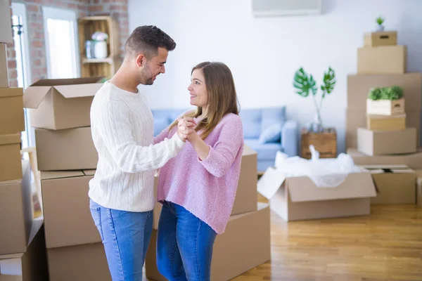 Joven Hermosa Pareja Enamorada Celebrando Baile Mudándose Nuevo Hogar Sonriendo — Foto de Stock