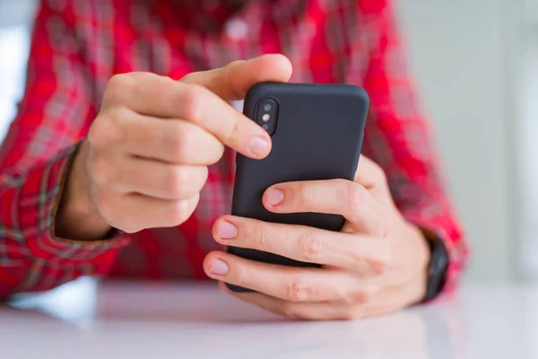 Close up of man hands using smartphone and smiling — Stock Photo, Image
