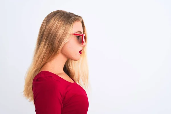 Ung Vacker Kvinna Klädd Röd Shirt Och Solglasögon Över Isolerad — Stockfoto