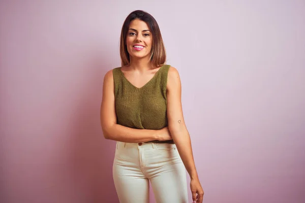 Νέα Όμορφη Ισπανίδα Γυναίκα Στέκεται Φορώντας Πράσινο Μπλουζάκι — Φωτογραφία Αρχείου
