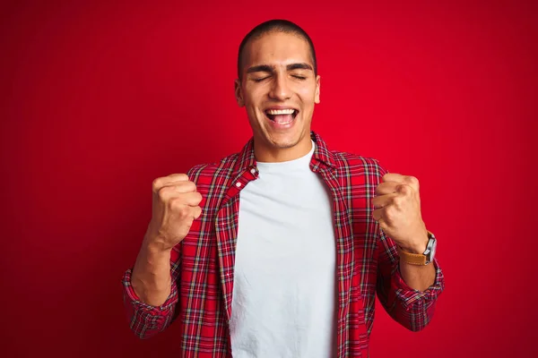 Der Junge Gut Aussehende Mann Trägt Ein Hemd Mit Rotem — Stockfoto