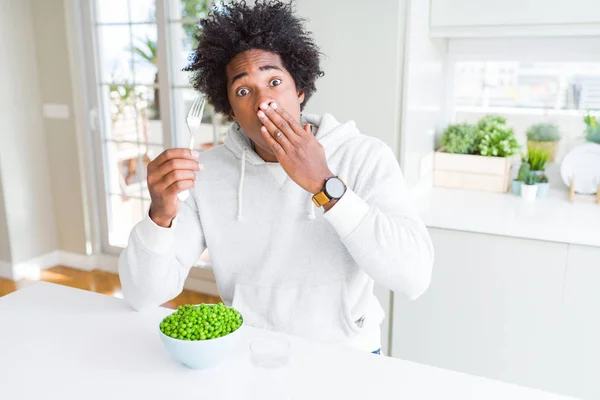 Afričan Americký Muž Který Jedl Čerstvý Zelený Hrášek Domácí Obálce — Stock fotografie