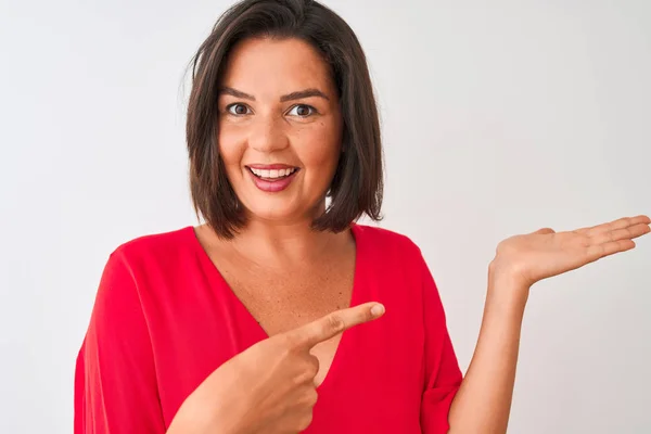 Jonge Mooie Vrouw Dragen Rode Shirt Staande Geïsoleerde Witte Achtergrond — Stockfoto