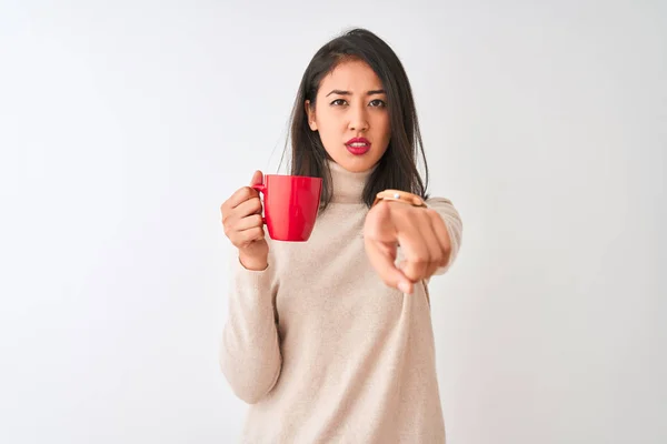 Όμορφη Κινεζική Γυναίκα Πίνοντας Κόκκινο Φλιτζάνι Καφέ Στέκεται Πάνω Από — Φωτογραφία Αρχείου