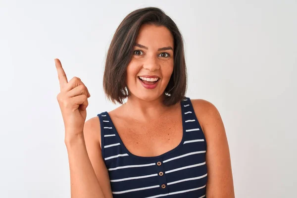 Jonge Mooie Vrouw Dragen Blauw Gestreepte Shirt Staande Geïsoleerde Witte — Stockfoto