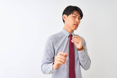 İzole beyaz arka plan üzerinde duran zarif kravat takan Çinli işadamı iğrenmiş ifade, hoşnutsuz ve korkulu tiksinti yüz yapıyor çünkü nefret tepki. Elleri havada. Sinir bozucu kavram.