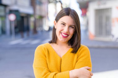 Güzel genç kadın gülümseyen neşeli yürüyüş üzerinde sokakta 