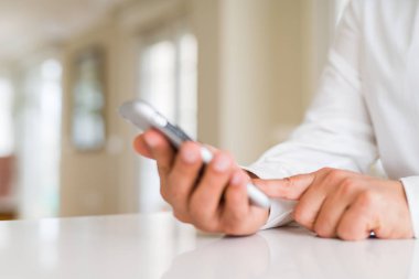 Smarpthone kullanarak iş adam elinde yakın çekim