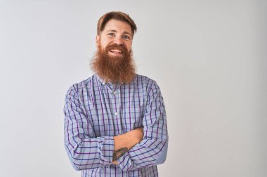 Genç kızıl İrlandalı adam izole beyaz arka plan mutlu yüz üzerinde duran rahat gömlek giyen kameraya bakarak çapraz kolları ile gülümseyerek. Pozitif kişi.