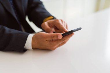 Smarpthone kullanarak iş adam elinde yakın çekim