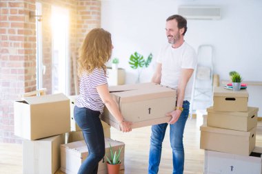 Orta yaş Senior çift yeni bir eve hareket, karton boks tutuyordum mutlu aşık Apartmant ile
