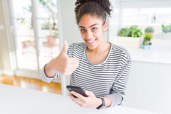 Unga Afroamerikanska Kvinnan Med Smartphone Sms Meddelandet Glad Med Stort — Stockfoto