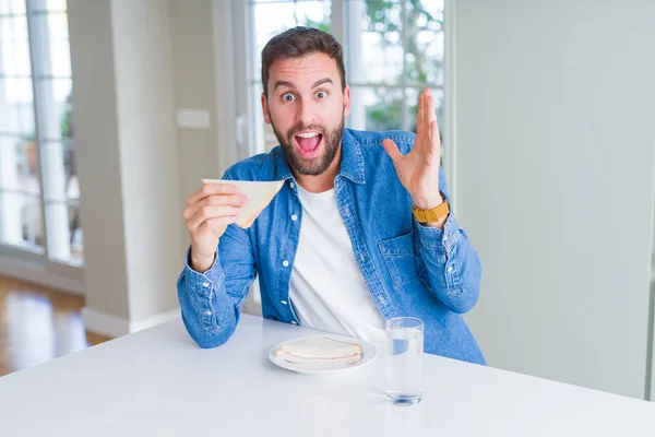 Hombre Guapo Comiendo Sándwich Saludable Muy Feliz Emocionado Expresión Ganadora — Foto de Stock