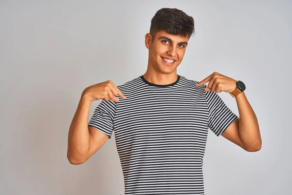 Joven Indio Vestido Con Camiseta Rayas Color Azul Marino Pie — Foto de Stock