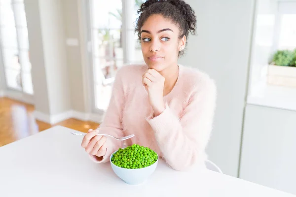 Young African American Girl Eating Healthy Green Peas Serious Face — Stock Photo, Image