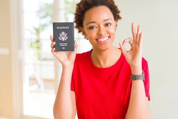 Молода Жінка Паспорт Сша Американських Роблячи Знак Пальцями Відмінний Символ — стокове фото