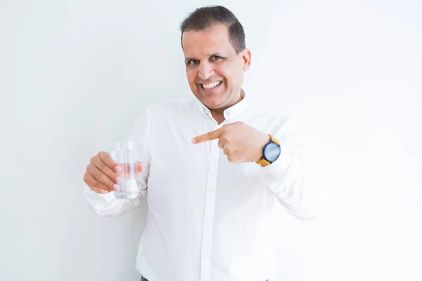 Uomo Mezza Età Che Beve Bicchiere Acqua Sfondo Bianco Molto — Foto Stock