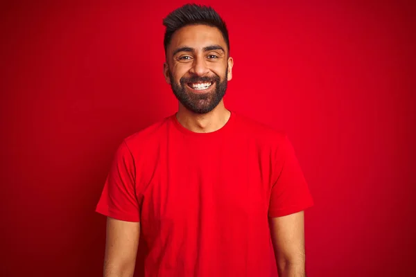 Jonge Knappe Indiase Man Draagt Shirt Geïsoleerde Rode Achtergrond Met — Stockfoto