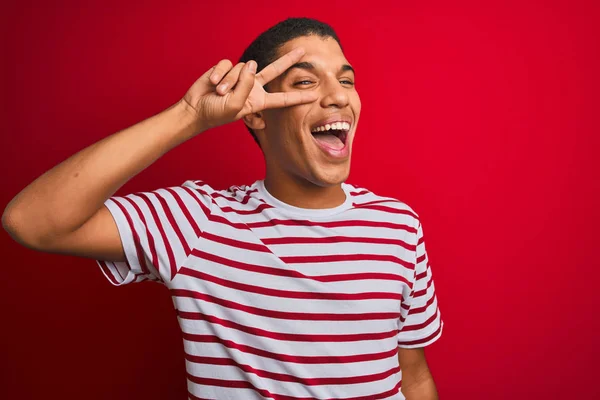 Joven Hombre Árabe Guapo Con Camiseta Rayas Sobre Fondo Rojo — Foto de Stock