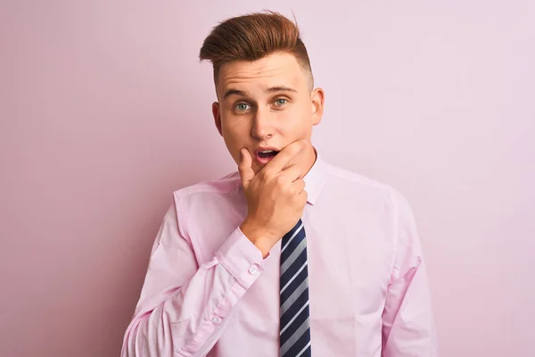 Jovem Empresário Bonito Vestindo Camisa Gravata Sobre Fundo Rosa Isolado — Fotografia de Stock