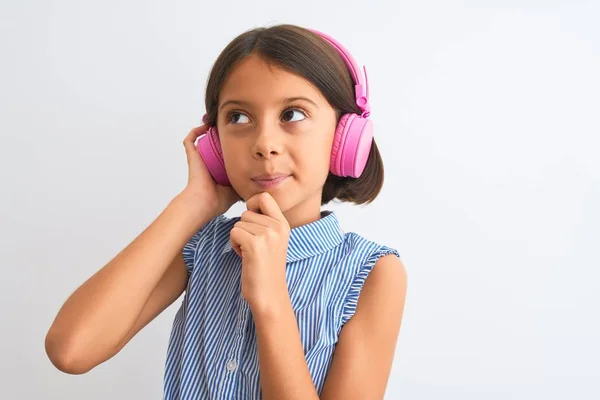 Bella Bambina Ascoltando Musica Utilizzando Cuffie Sfondo Bianco Isolato Faccia — Foto Stock