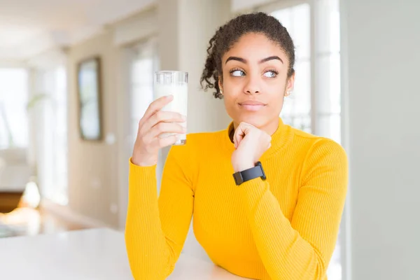 Junge Afrikanisch Amerikanische Frau Trinkt Ein Glas Frische Milch Ernstes — Stockfoto