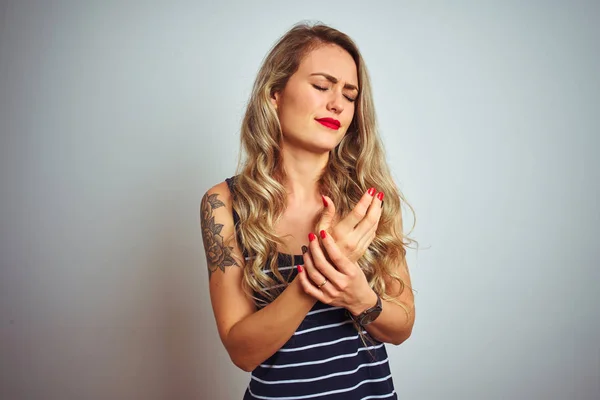 Joven Hermosa Mujer Con Rayas Camiseta Pie Sobre Fondo Blanco — Foto de Stock