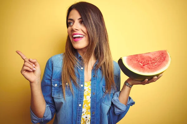 Ung Vacker Kvinna Äter Färskt Friskt Vattenmelon Skiva Över Gul — Stockfoto