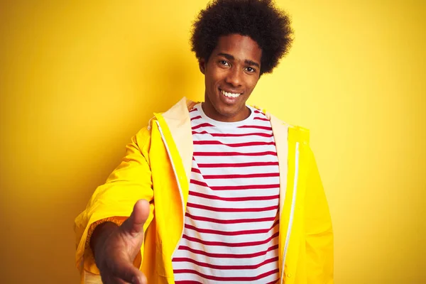 Африканский Американец Афроволосами Дождевой Куртке Стоящий Изолированном Желтом Фоне Улыбаясь — стоковое фото