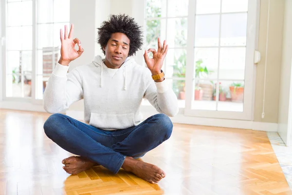 Hombre Afroamericano Sentado Suelo Casa Relajarse Sonreír Con Los Ojos — Foto de Stock