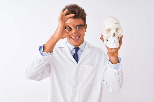 Νέος Όμορφος Γιατρός Άντρας Φορώντας Γυαλιά Κρατώντας Κρανίο Πάνω Από — Φωτογραφία Αρχείου
