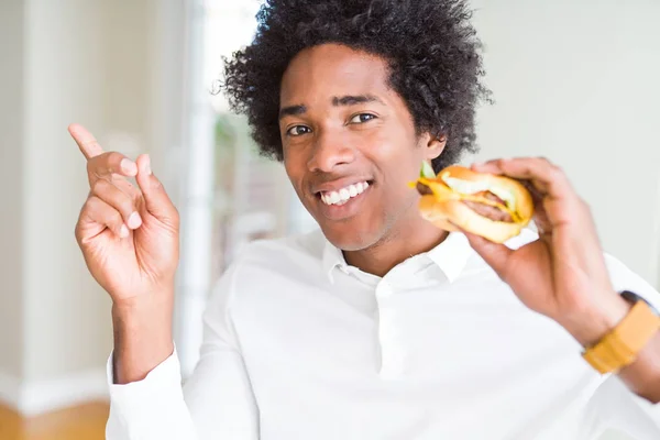 Hombre Afroamericano Hambriento Comiendo Hamburguesa Para Almuerzo Muy Feliz Señalando — Foto de Stock