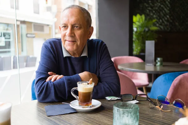 Bonito homem de meia idade sênior bebendo café no restaurante, s — Fotografia de Stock