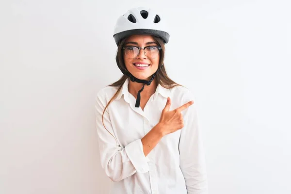 Vacker Affärskvinna Bär Glasögon Och Cykel Hjälm Över Isolerad Vit — Stockfoto