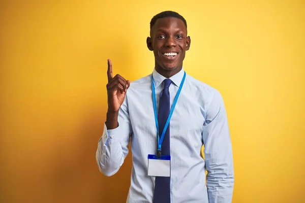 Hombre Negocios Afroamericano Con Tarjeta Identificación Sobre Fondo Amarillo Aislado —  Fotos de Stock