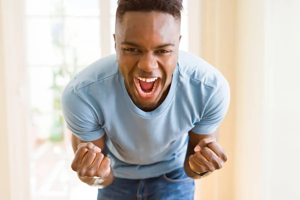 African American Man Die Gillende Erg Opgewonden Vieren Succes Overwinning — Stockfoto