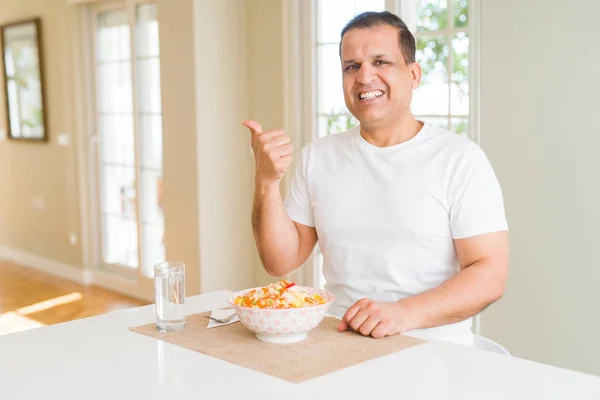 Hombre Mediana Edad Comiendo Arroz Casa Sonriendo Con Cara Feliz — Foto de Stock