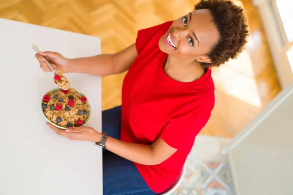 Junge schöne afrikanisch-amerikanische Frau mit Afro-Haaren essen hea — Stockfoto