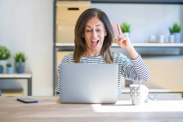 Mujer Mayor Mediana Edad Sentada Mesa Casa Trabajando Con Computadora — Foto de Stock