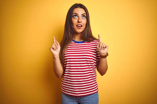 Joven Hermosa Mujer Con Camiseta Rayas Pie Sobre Fondo Amarillo —  Fotos de Stock