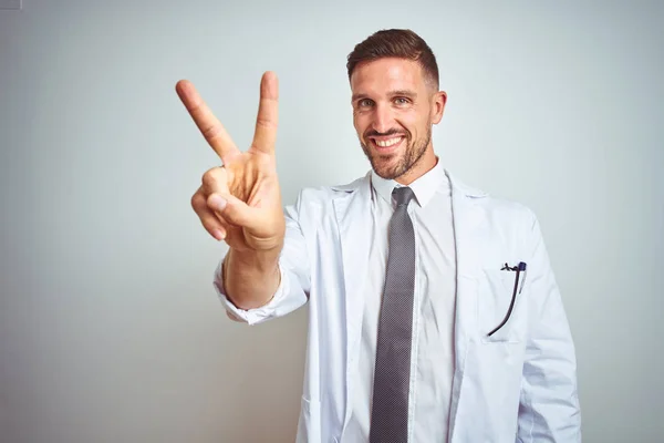 Νέος Όμορφος Γιατρός Άντρας Φορώντας Άσπρο Παλτό Πάνω Από Απομονωμένο — Φωτογραφία Αρχείου