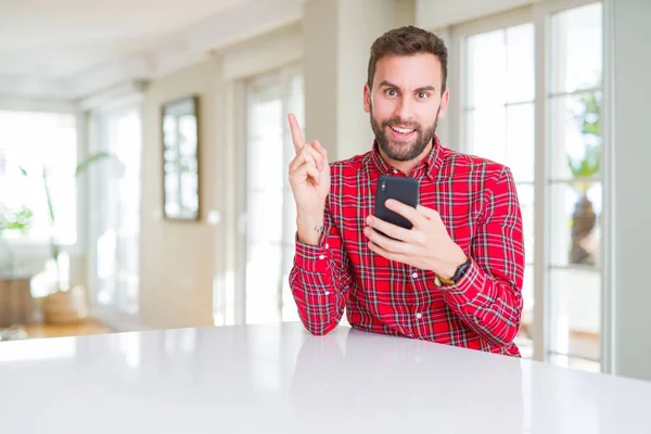 Bello Uomo Utilizzando Smartphone Molto Felice Puntando Con Mano Dito — Foto Stock