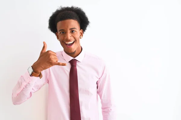 孤立した白い背景の上にネクタイを着た若いアフリカ系アメリカ人ビジネスマンは 電話で話すような手と指で電話ジェスチャーをして微笑んでいます 概念の伝達 — ストック写真