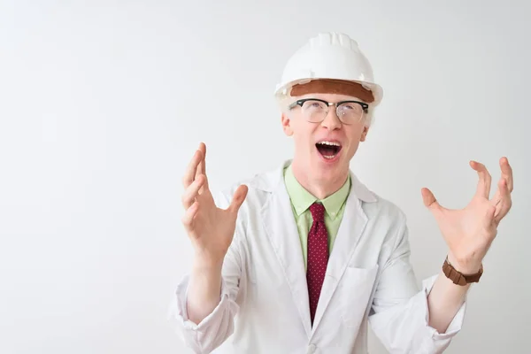 Hombre Científico Albino Con Gafas Casco Pie Sobre Fondo Blanco — Foto de Stock