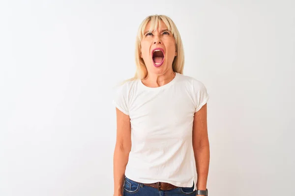 中年妇女穿着休闲T恤站在孤立的白色背景愤怒和疯狂的尖叫沮丧和愤怒 愤怒地大喊大叫 愤怒和侵略性的概念 — 图库照片