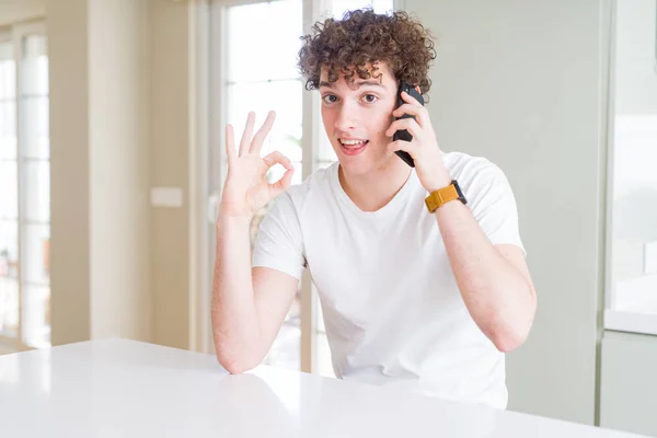 Evde Telefonda Konuşan Genç Adam Parmakları Ile Işareti Yapıyor Mükemmel — Stok fotoğraf