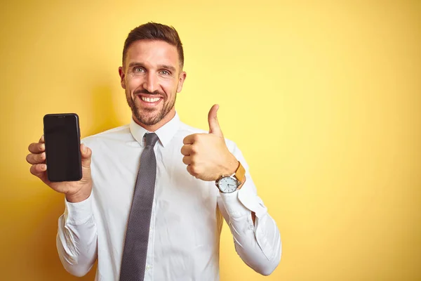 Young Handsome Business Man Showing Smartphone Screen Yellow Isolated Background — Stock Photo, Image